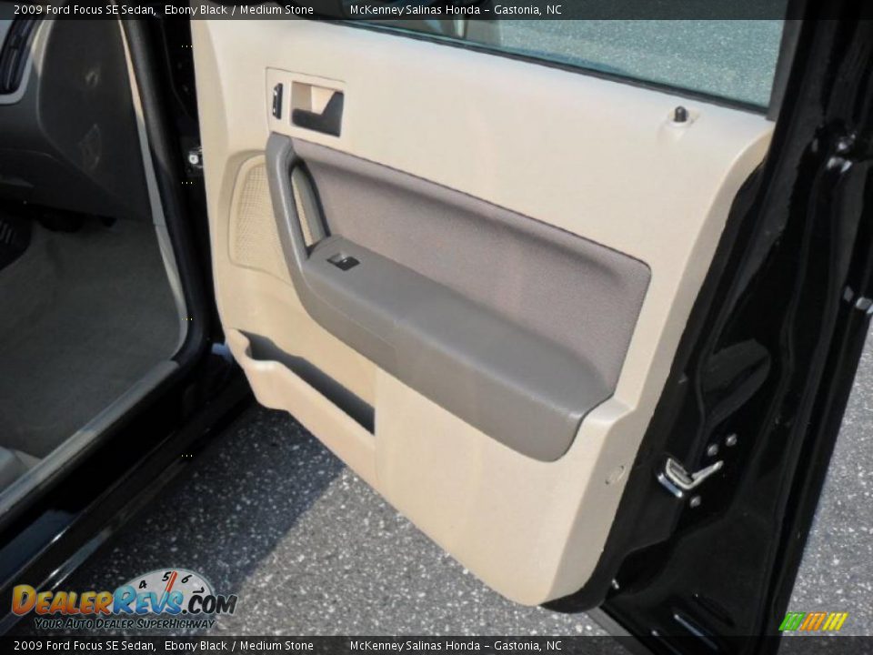 2009 Ford Focus SE Sedan Ebony Black / Medium Stone Photo #27