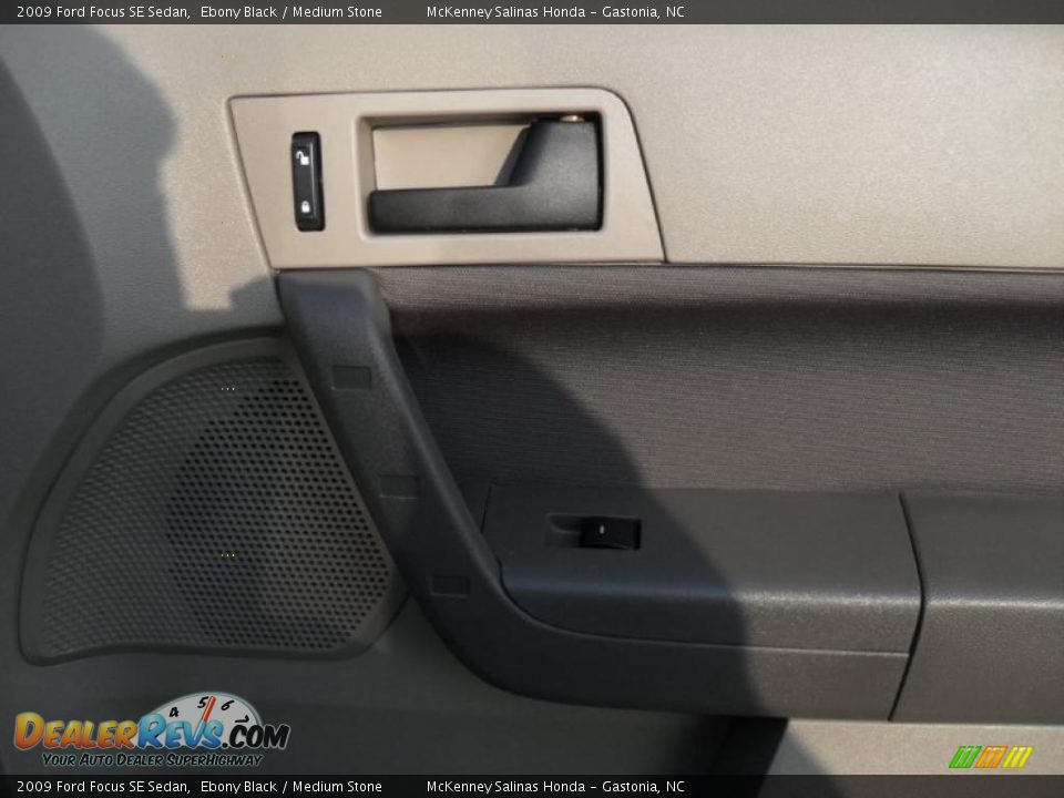 2009 Ford Focus SE Sedan Ebony Black / Medium Stone Photo #28