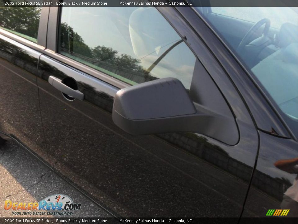 2009 Ford Focus SE Sedan Ebony Black / Medium Stone Photo #29