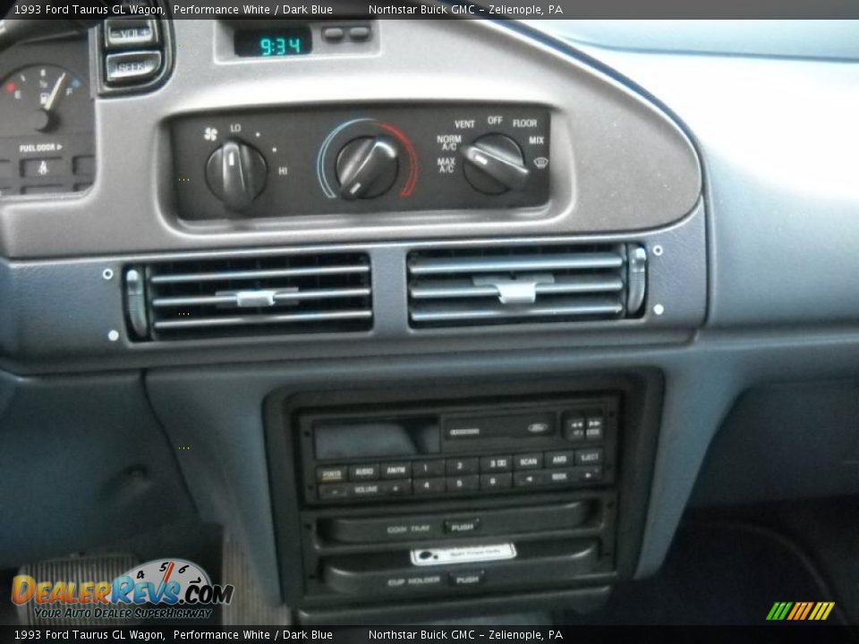 Controls of 1993 Ford Taurus GL Wagon Photo #17