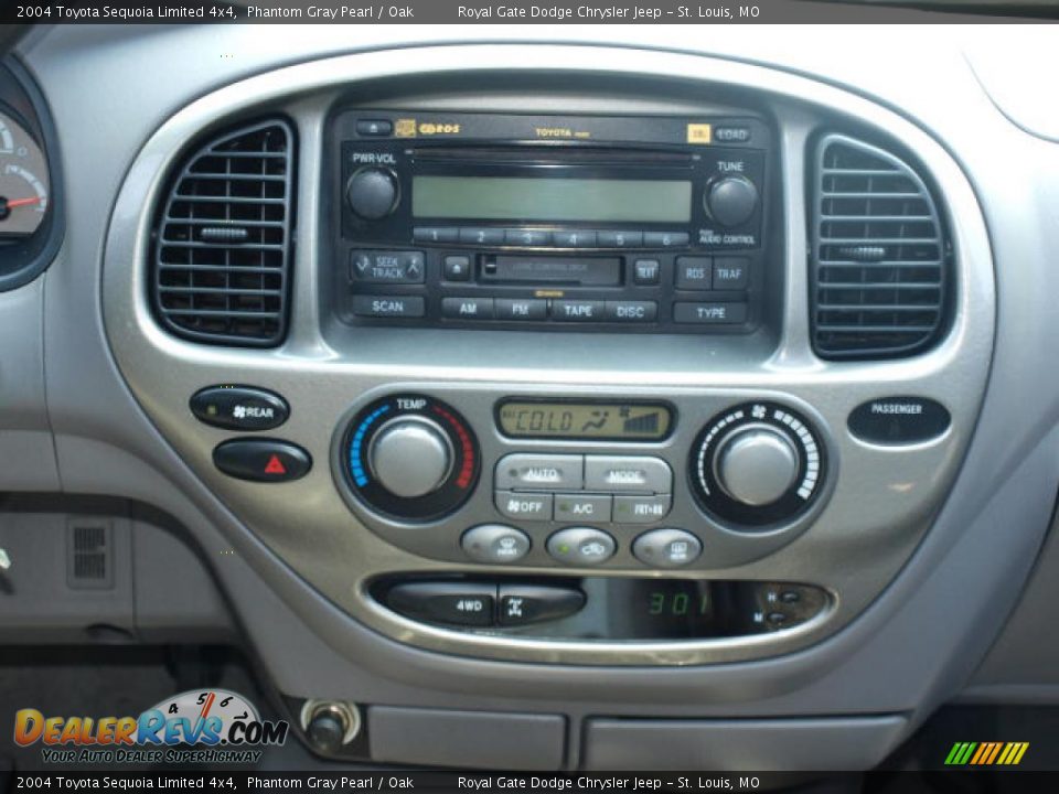 Controls of 2004 Toyota Sequoia Limited 4x4 Photo #12