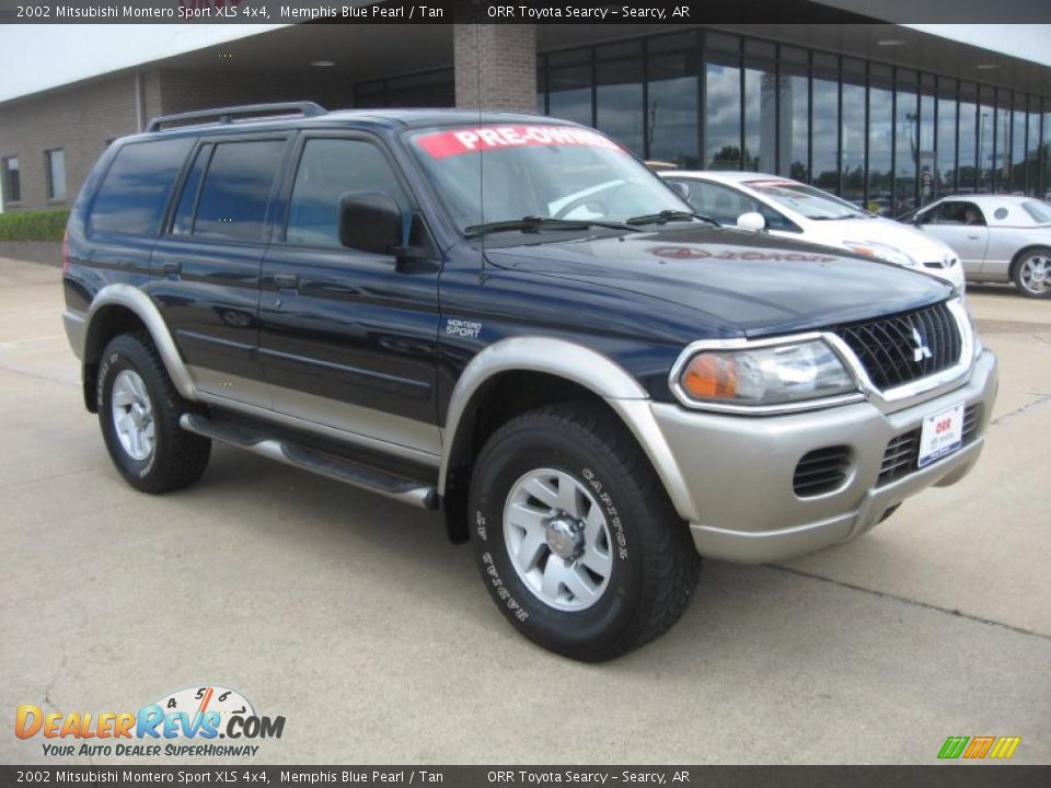 Front 3/4 View of 2002 Mitsubishi Montero Sport XLS 4x4 Photo #1