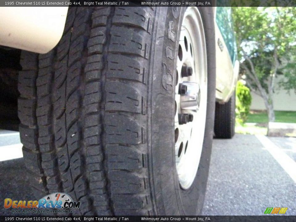 1995 Chevrolet S10 LS Extended Cab 4x4 Bright Teal Metallic / Tan Photo #21