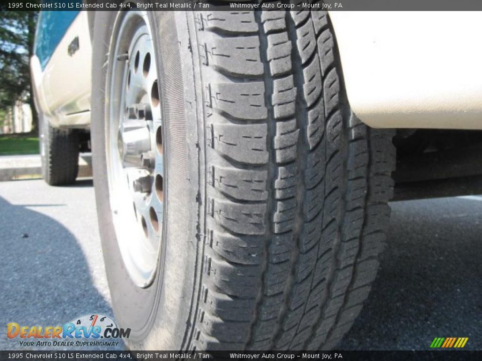 1995 Chevrolet S10 LS Extended Cab 4x4 Bright Teal Metallic / Tan Photo #24