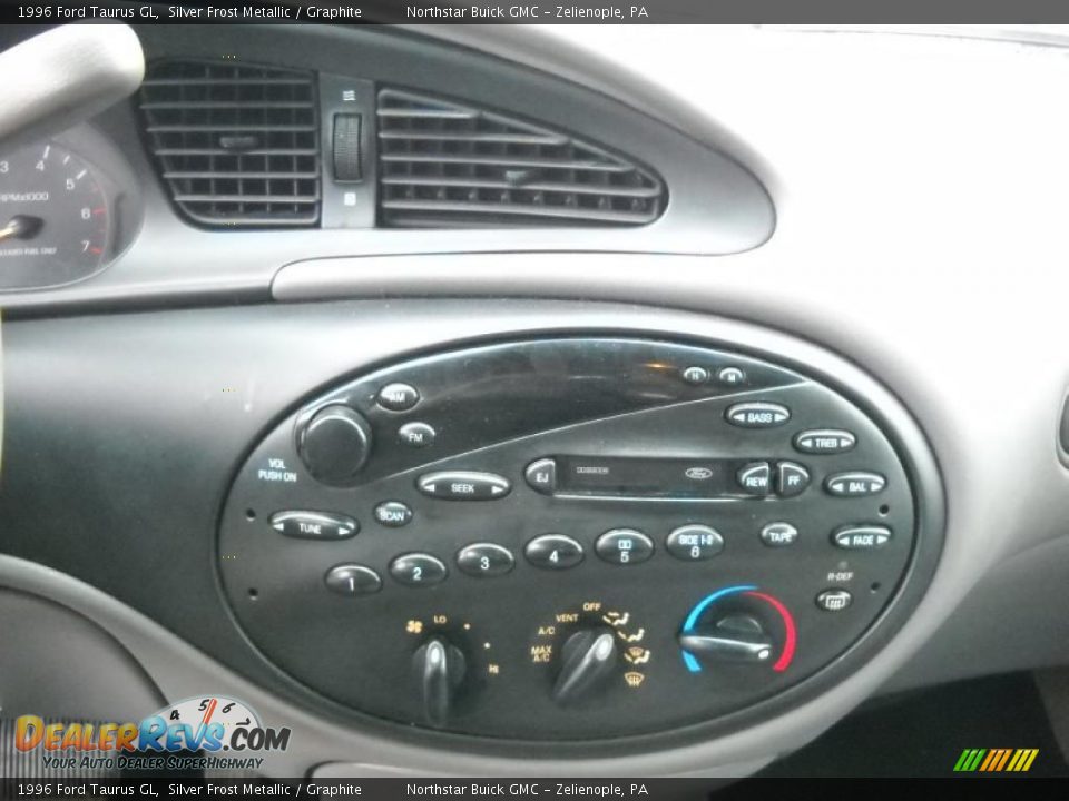 Controls of 1996 Ford Taurus GL Photo #17