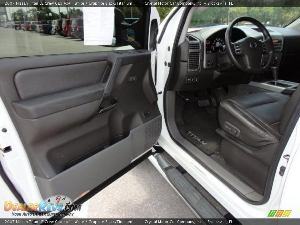 Graphite Black/Titanium Interior - 2007 Nissan Titan LE Crew Cab 4x4 Photo #4