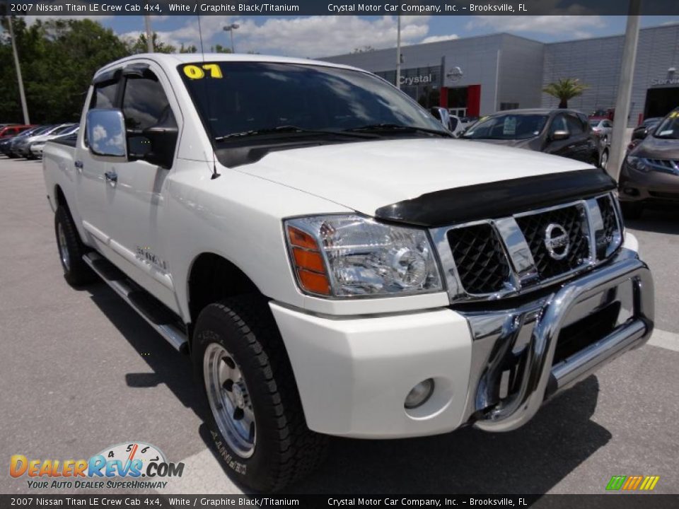 2007 Nissan Titan LE Crew Cab 4x4 White / Graphite Black/Titanium Photo #13