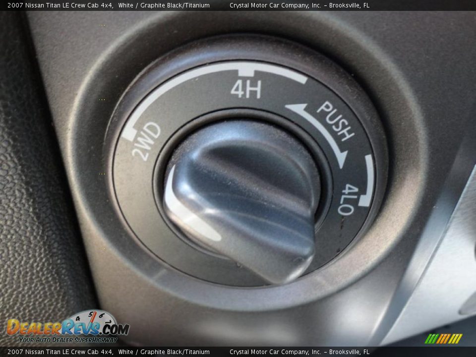 Controls of 2007 Nissan Titan LE Crew Cab 4x4 Photo #31