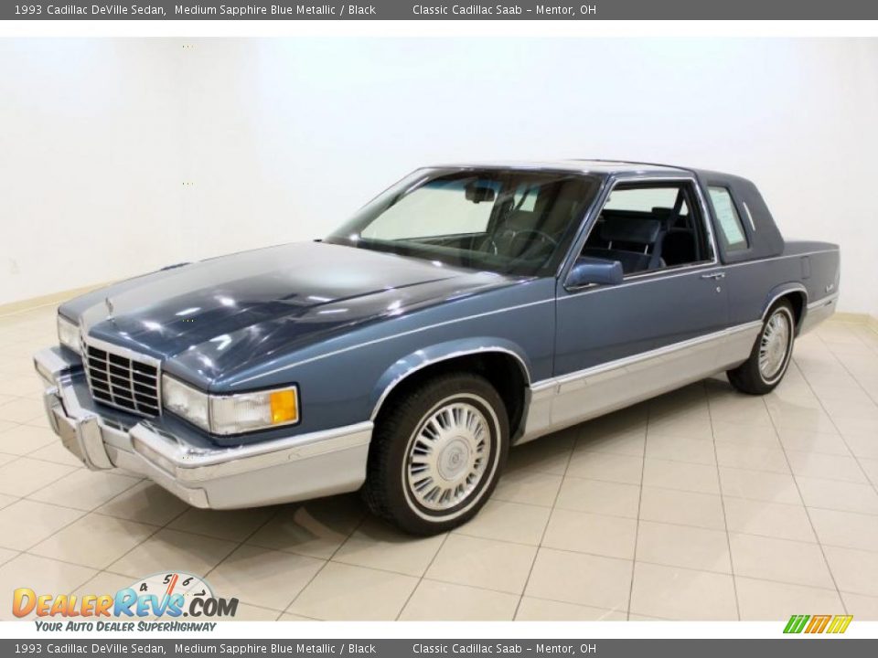 Front 3/4 View of 1993 Cadillac DeVille Sedan Photo #3