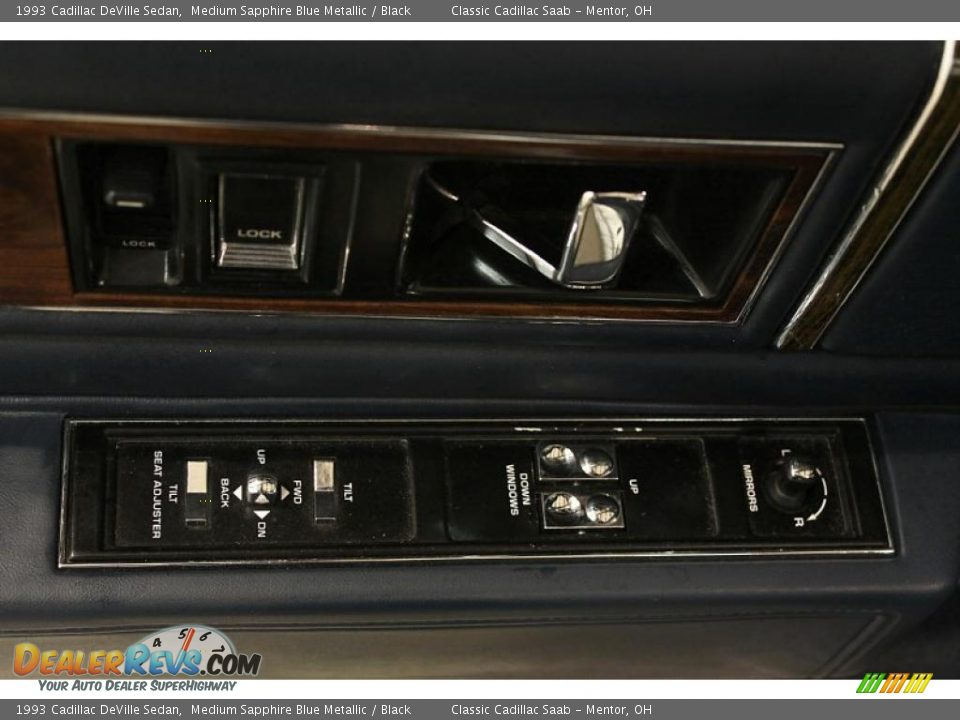 Controls of 1993 Cadillac DeVille Sedan Photo #6
