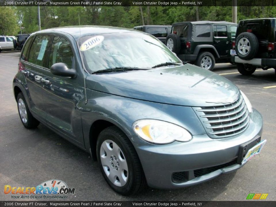 Front 3/4 View of 2006 Chrysler PT Cruiser  Photo #17