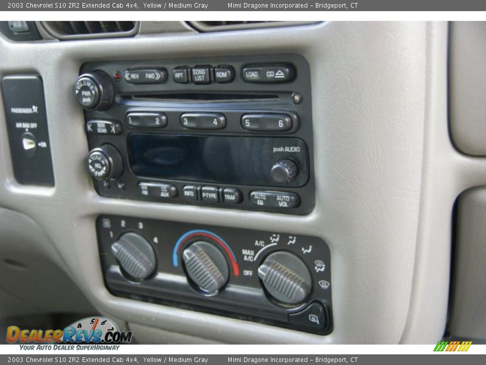 Controls of 2003 Chevrolet S10 ZR2 Extended Cab 4x4 Photo #17