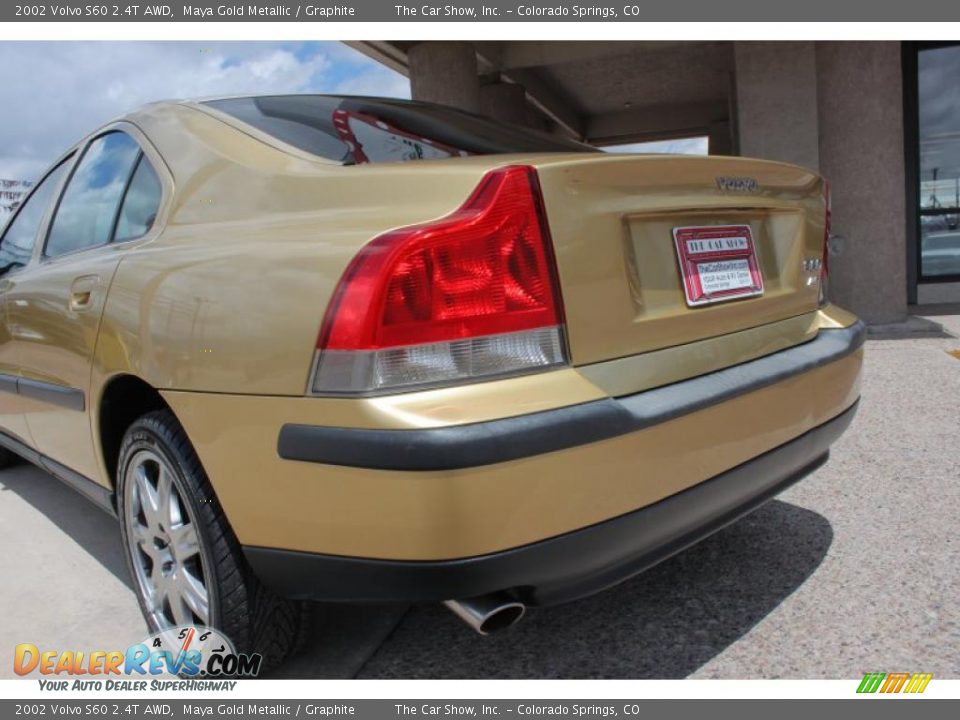 2002 Volvo S60 2.4T AWD Maya Gold Metallic / Graphite Photo #18