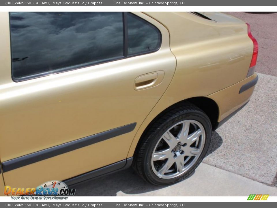 2002 Volvo S60 2.4T AWD Maya Gold Metallic / Graphite Photo #21
