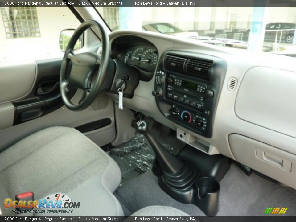 Dashboard of 2000 Ford Ranger XL Regular Cab 4x4 Photo #19
