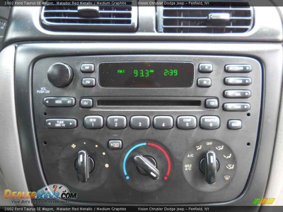 Controls of 2002 Ford Taurus SE Wagon Photo #5