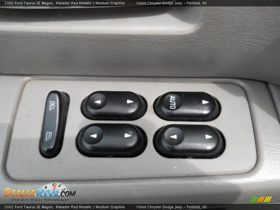 Controls of 2002 Ford Taurus SE Wagon Photo #11