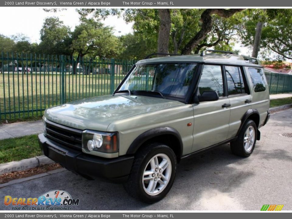 Front 3/4 View of 2003 Land Rover Discovery S Photo #1