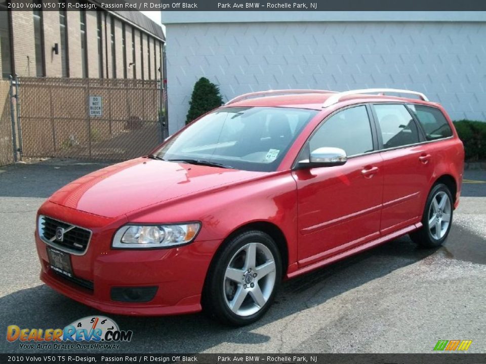 Front 3/4 View of 2010 Volvo V50 T5 R-Design Photo #1