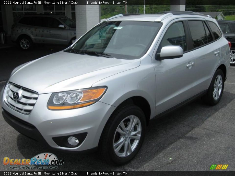 Front 3/4 View of 2011 Hyundai Santa Fe SE Photo #2