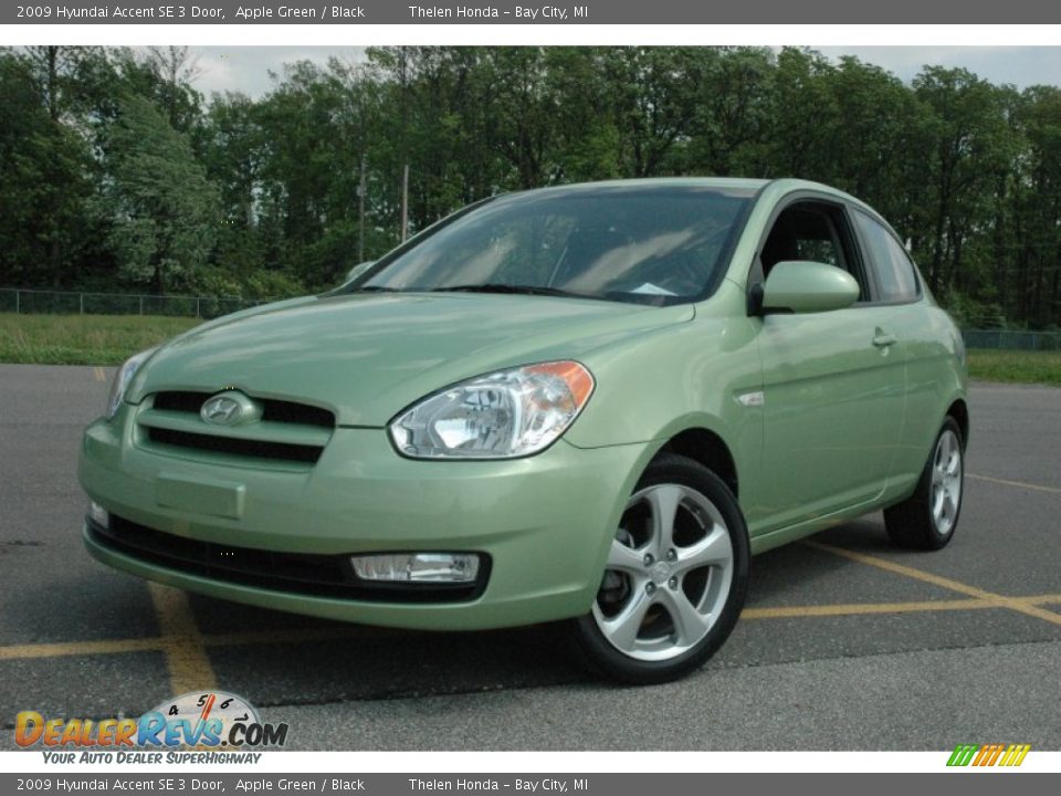 Front 3/4 View of 2009 Hyundai Accent SE 3 Door Photo #3