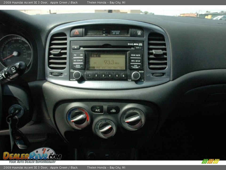 2009 Hyundai Accent SE 3 Door Apple Green / Black Photo #11