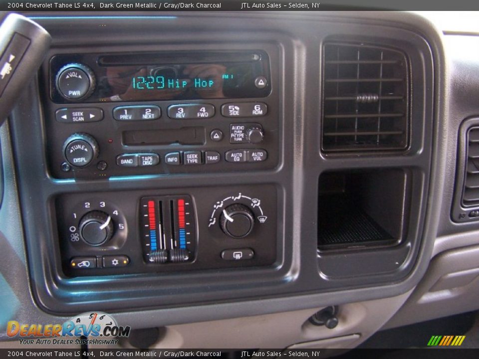 Controls of 2004 Chevrolet Tahoe LS 4x4 Photo #11