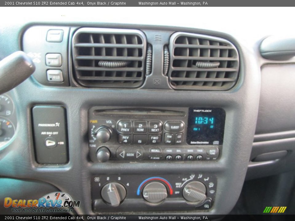 Controls of 2001 Chevrolet S10 ZR2 Extended Cab 4x4 Photo #16