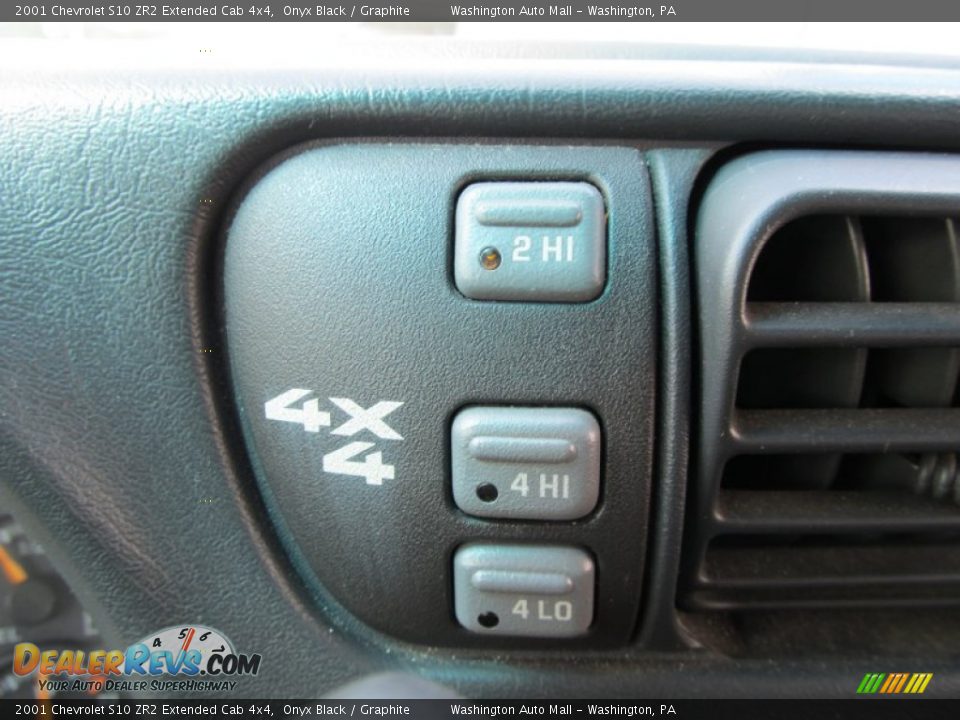 Controls of 2001 Chevrolet S10 ZR2 Extended Cab 4x4 Photo #17