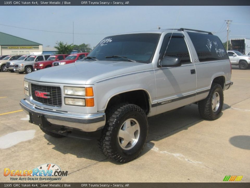 Front 3/4 View of 1995 GMC Yukon 4x4 Photo #3