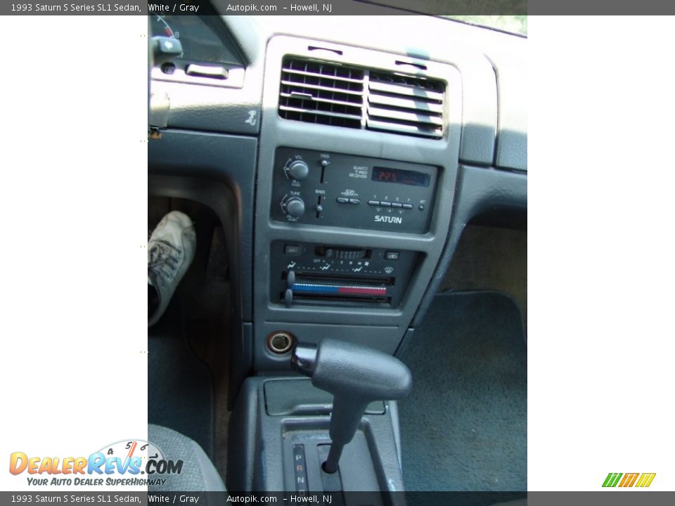 Controls of 1993 Saturn S Series SL1 Sedan Photo #15