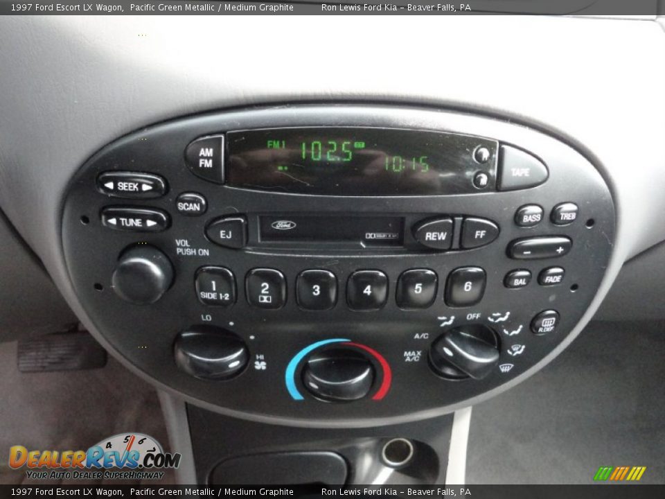 Controls of 1997 Ford Escort LX Wagon Photo #23