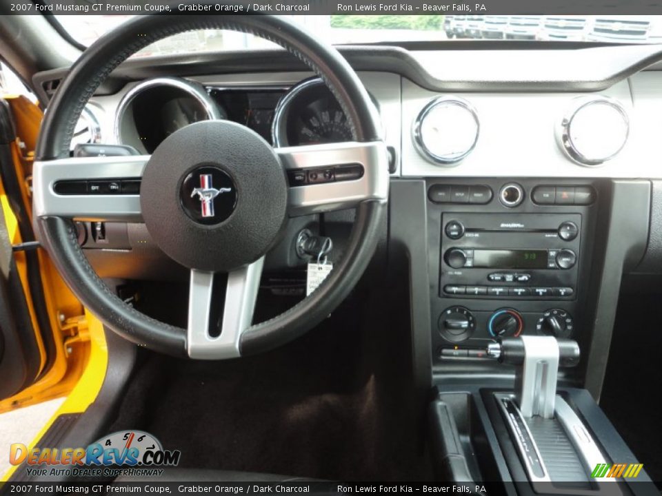 Dashboard of 2007 Ford Mustang GT Premium Coupe Photo #15