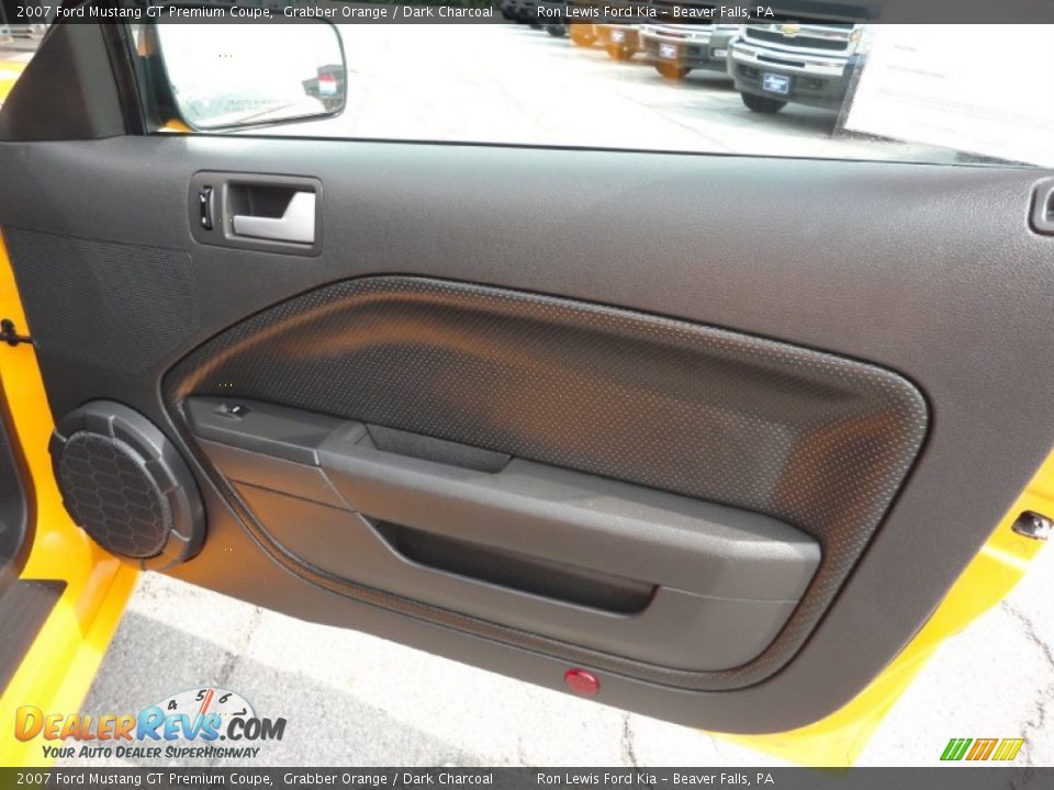 Door Panel of 2007 Ford Mustang GT Premium Coupe Photo #18
