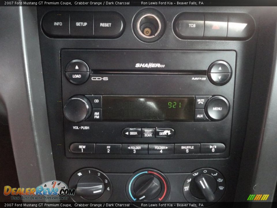 Controls of 2007 Ford Mustang GT Premium Coupe Photo #23