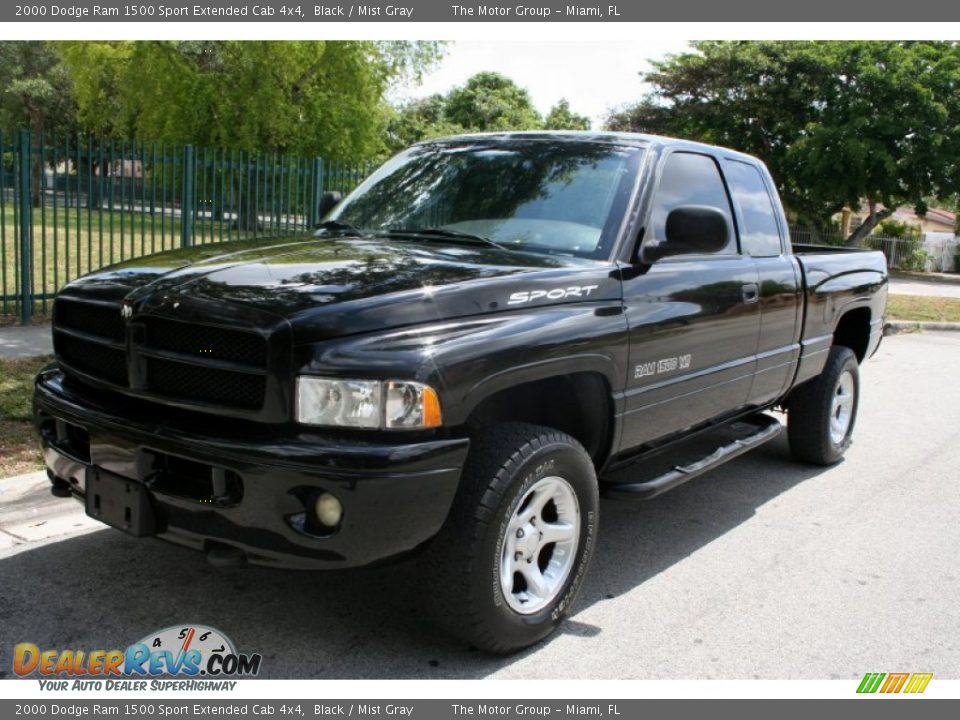 Front 3/4 View of 2000 Dodge Ram 1500 Sport Extended Cab 4x4 Photo #1