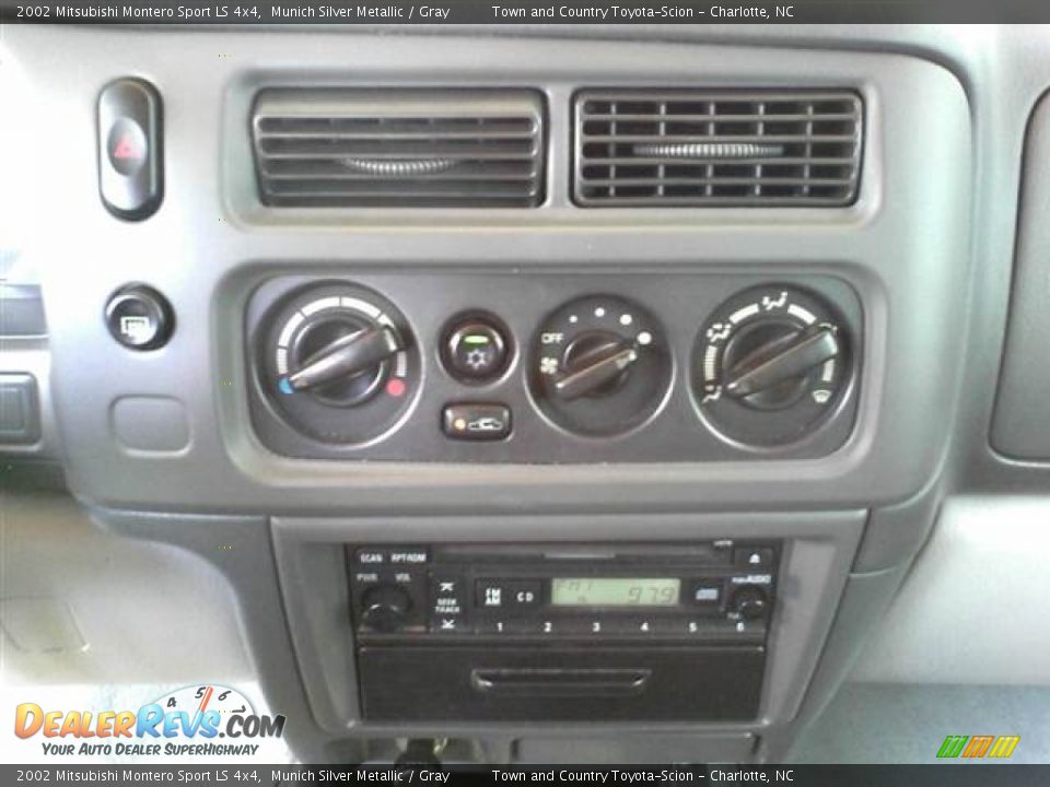 2002 Mitsubishi Montero Sport LS 4x4 Munich Silver Metallic / Gray Photo #8