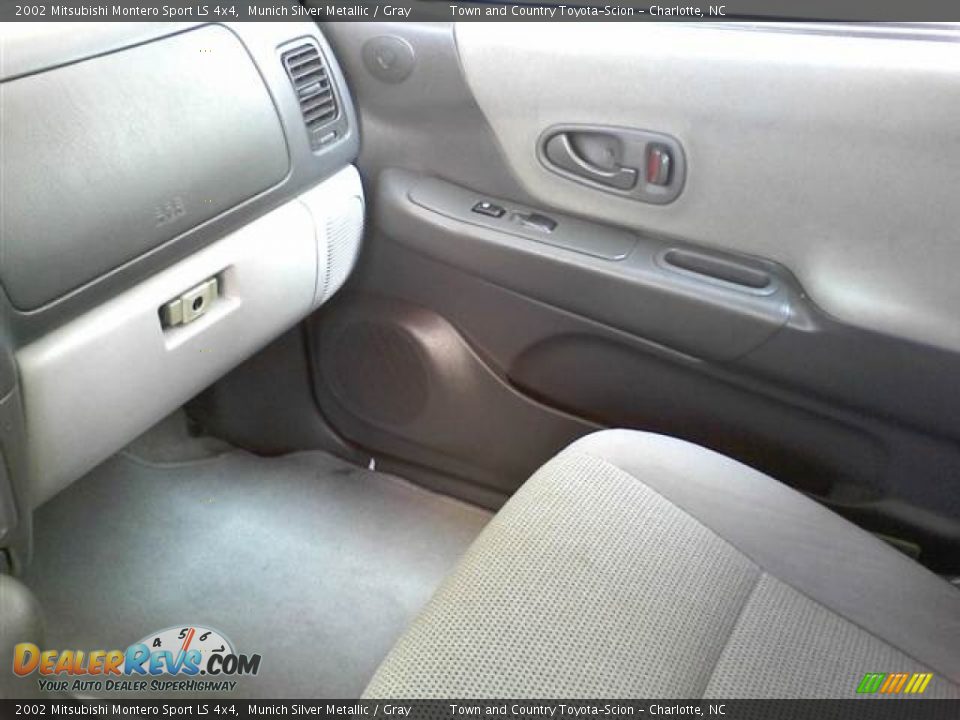 2002 Mitsubishi Montero Sport LS 4x4 Munich Silver Metallic / Gray Photo #11