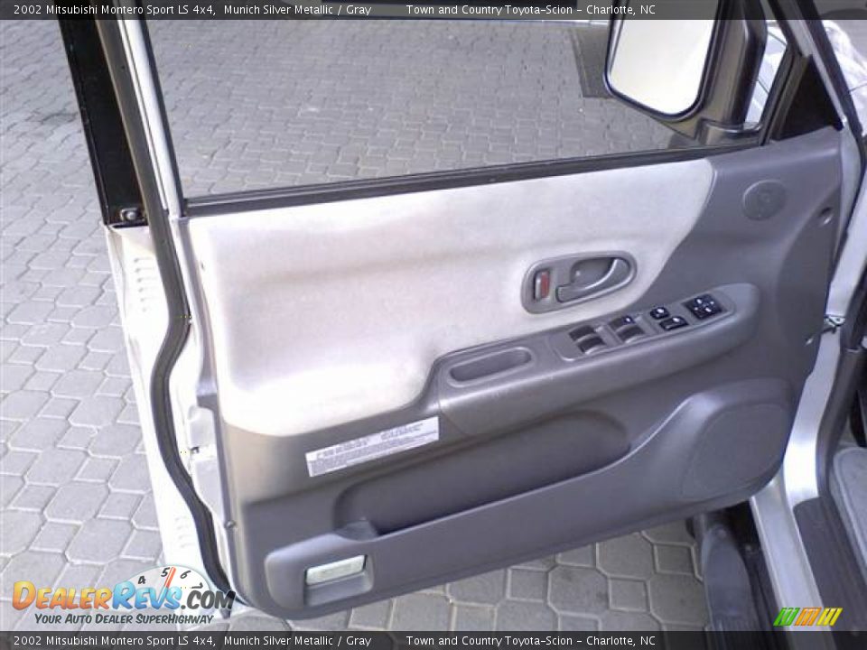2002 Mitsubishi Montero Sport LS 4x4 Munich Silver Metallic / Gray Photo #12