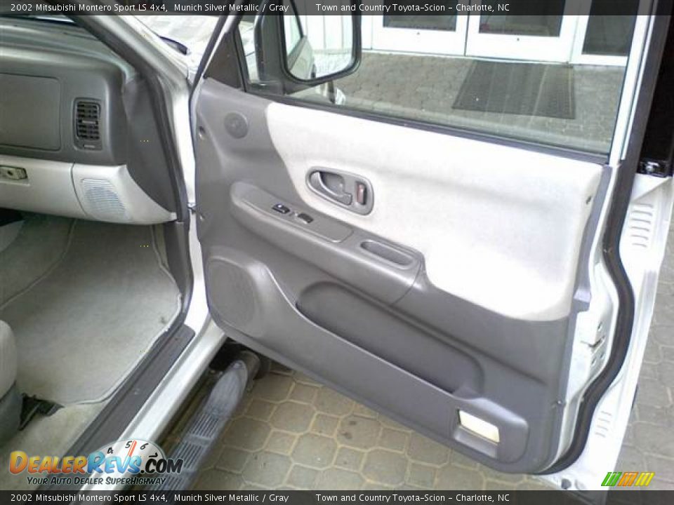 2002 Mitsubishi Montero Sport LS 4x4 Munich Silver Metallic / Gray Photo #24