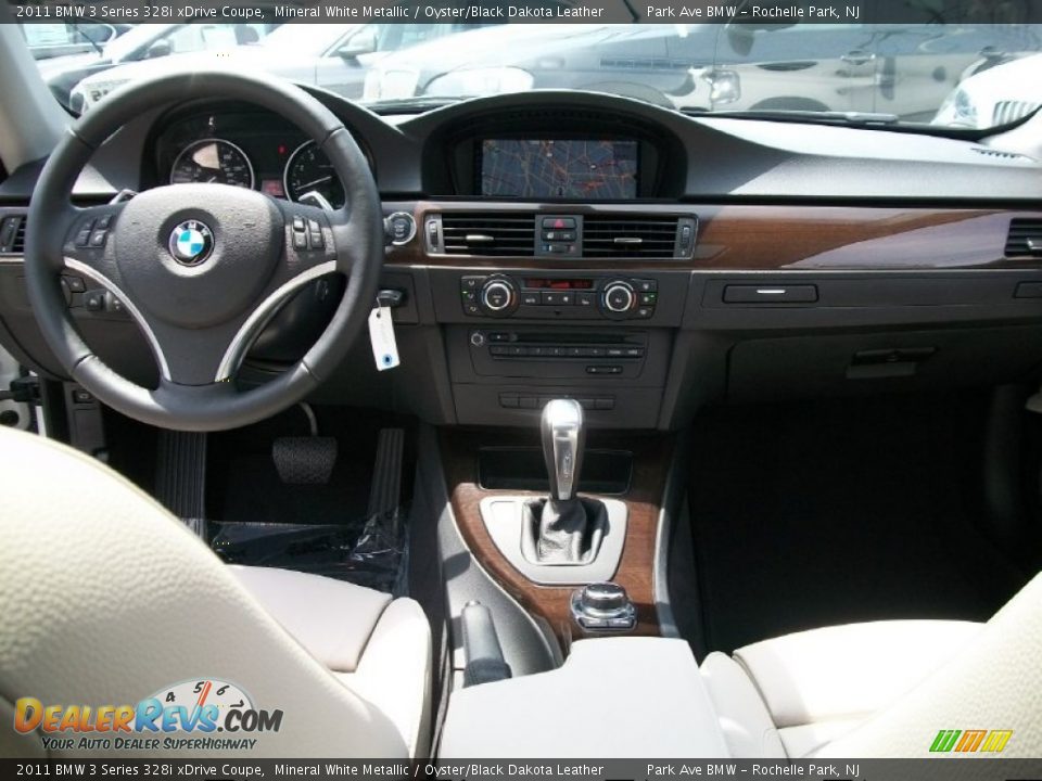 Dashboard of 2011 BMW 3 Series 328i xDrive Coupe Photo #13