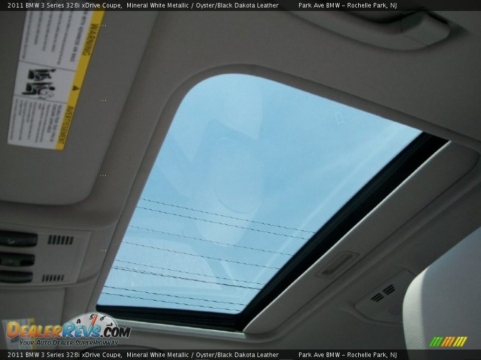 Sunroof of 2011 BMW 3 Series 328i xDrive Coupe Photo #20