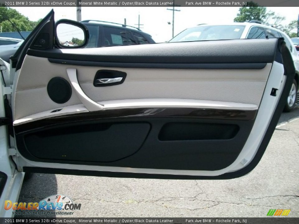 Door Panel of 2011 BMW 3 Series 328i xDrive Coupe Photo #23