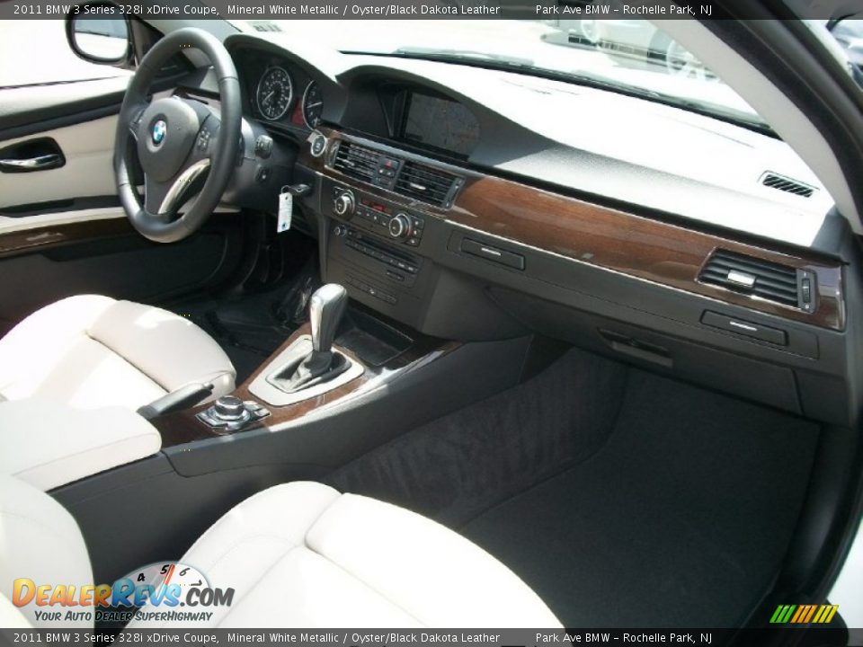 Dashboard of 2011 BMW 3 Series 328i xDrive Coupe Photo #25