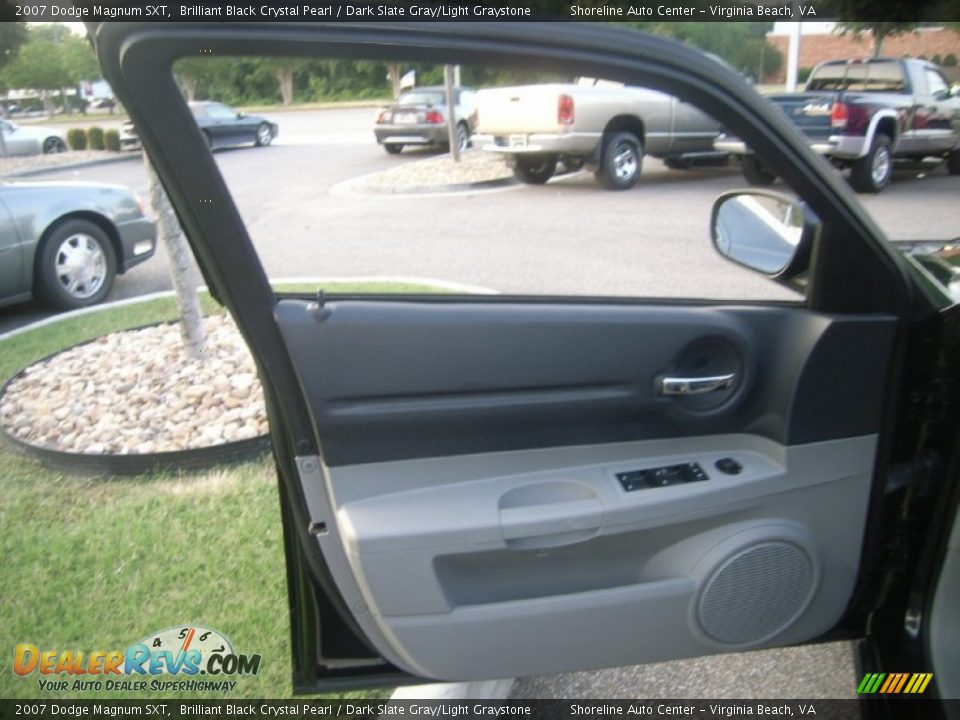 Door Panel of 2007 Dodge Magnum SXT Photo #16