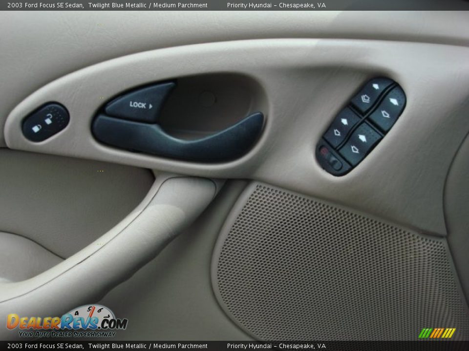 Controls of 2003 Ford Focus SE Sedan Photo #11