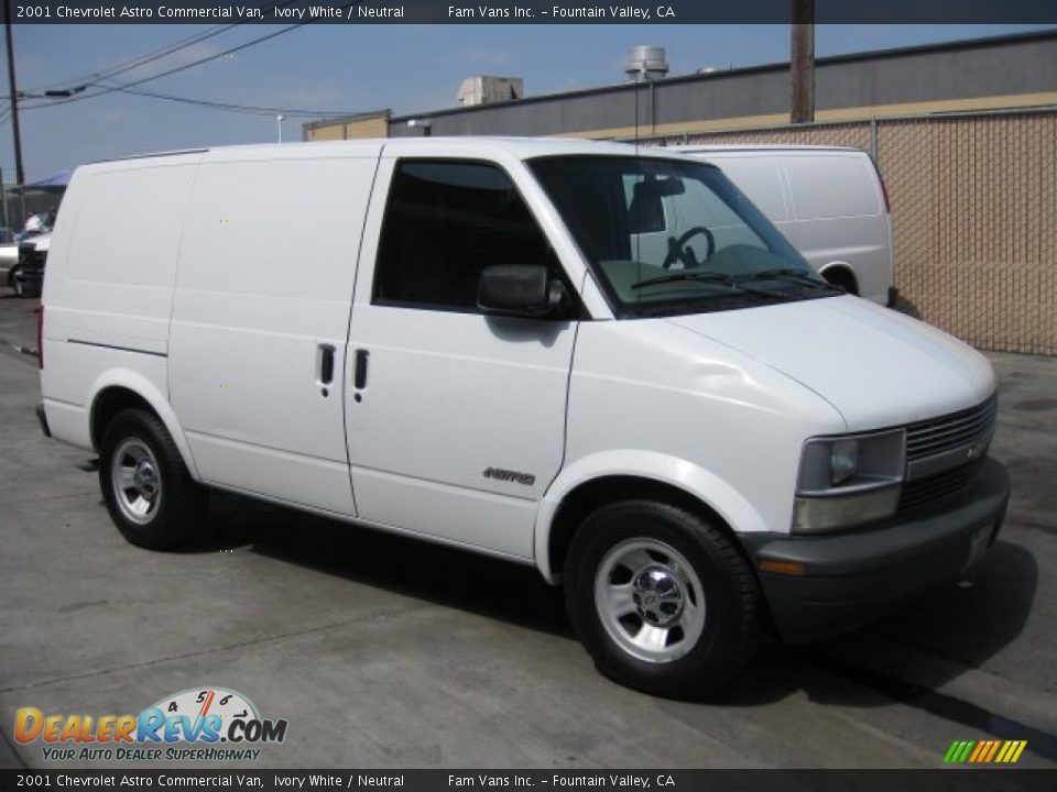 Front 3/4 View of 2001 Chevrolet Astro Commercial Van Photo #1
