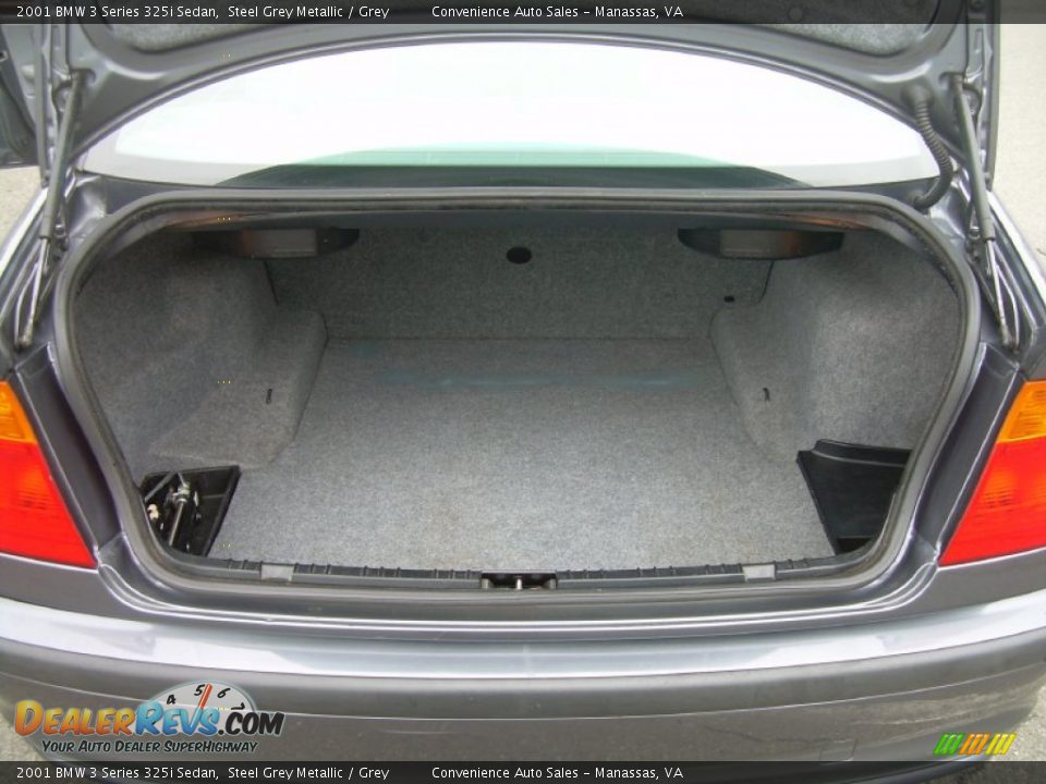 2001 BMW 3 Series 325i Sedan Trunk Photo #17