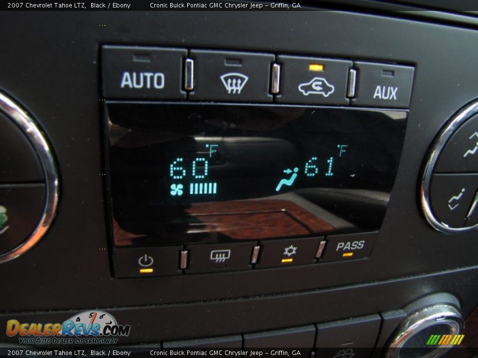 Controls of 2007 Chevrolet Tahoe LTZ Photo #25