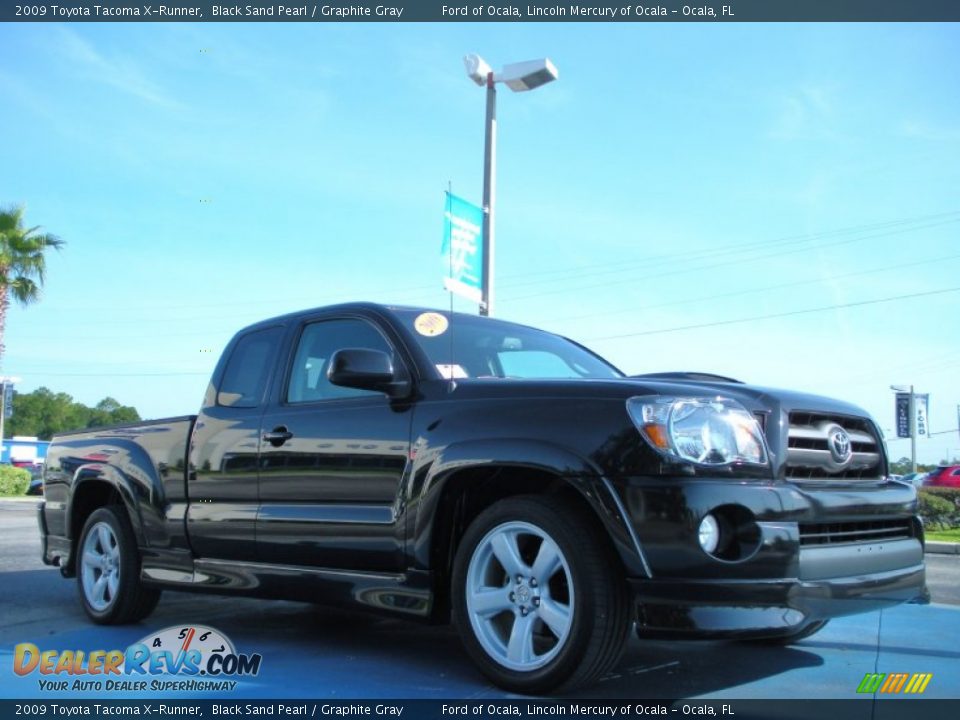 Front 3/4 View of 2009 Toyota Tacoma X-Runner Photo #7